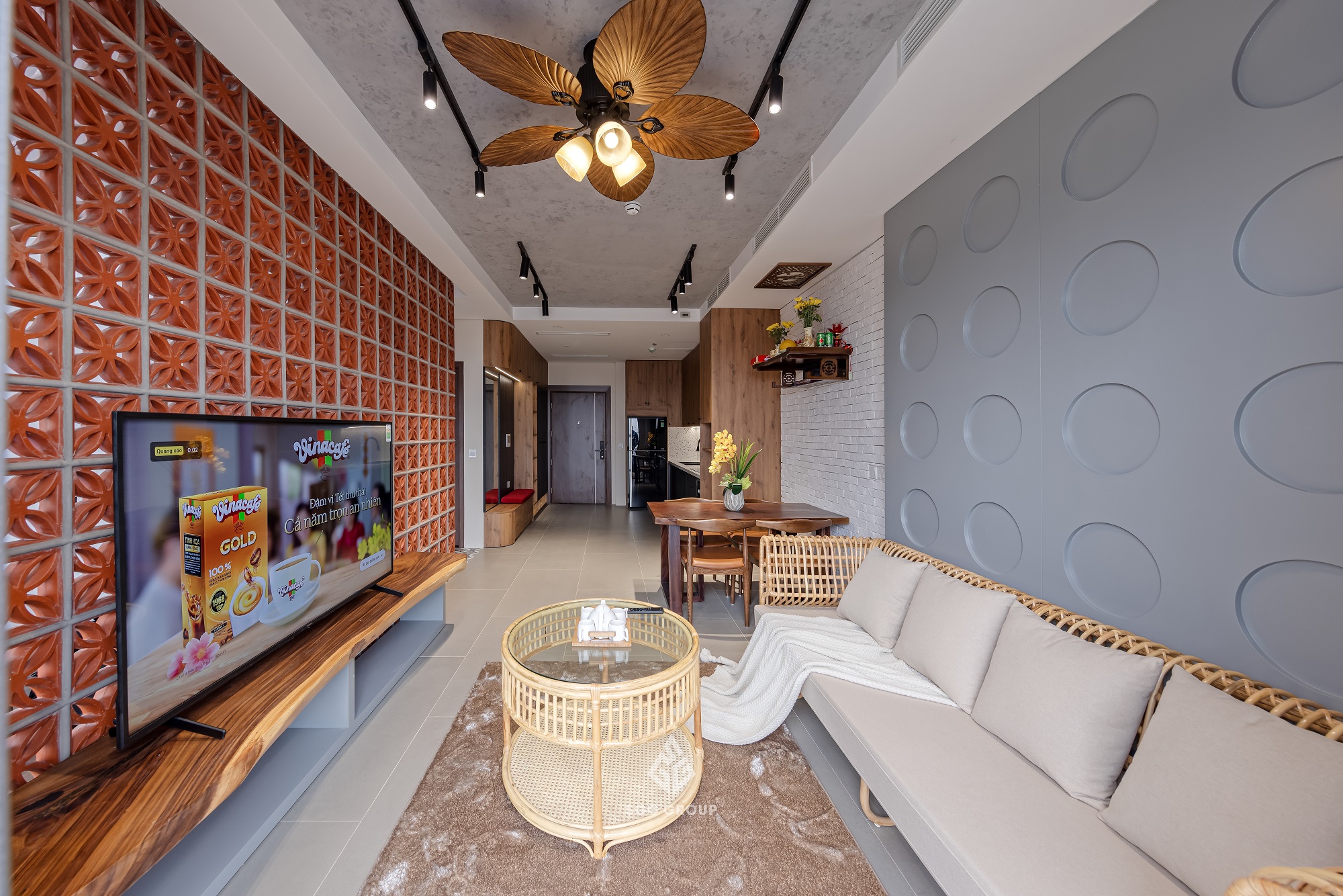 Giữ lại nét xưa trong căn hộ hiện đại trong căn hộ 2 phòng ngủ tại Bình Minh Garden